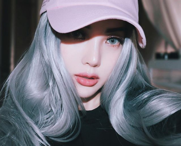 Tóc màu bạch kim Bạn còn nhớ tóc bạch kim đã từng 'làm mưa làm gió' hồi năm ngoái chứ. Đến năm nay nó còn tạo thành cơn sốt khiến các sao Việt cũng đua nhau diện sau chiến thắng của cầu thủ Văn Toàn ở tứ kết ASIAD 18. Pony đã đi đầu xu hướng khi từng diện kiểu tóc này hồi năm ngoái.