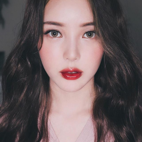 Tóc đen Tóc đen là màu tóc đặc trưng của phụ nữ châu Á, và không thể phủ nhận khi để gam màu này trông Pony thật dịu dàng, trong sáng.