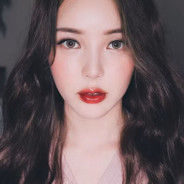 Tóc đen Tóc đen là màu tóc đặc trưng của phụ nữ châu Á, và không thể phủ nhận khi để gam màu này trông Pony thật dịu dàng, trong sáng.