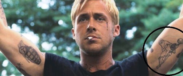  Ryan Gosling được mệnh danh là soái ca của dòng phim tình cảm Hollywood. Anh đồng thời là một nhạc sĩ, biên kịch kiêm đạo diễn nổi tiếng người Canada. Năm 2016, anh gây sốt với bộ phim La La Land. Hiện Ryan Gosling đang chung sống cùng nữ diễn viên Eva Mendes. Cặp đôi đã có với nhau 2 cô con gái đáng yêu là Esmeralda và Amanda Lee.Là một người yêu thích các hình xăm, các bức "họa bì" xuất hiện trên khắp cơ thể Ryan Gosling từ cánh tay, cổ đến lưng hay thậm chí là mặt. Ý nghĩa của chúng khá đặc biệt. Hình xăm ma nữ ngồi cạnh một bộ xương được cho là hình ảnh nữ diễn viên nổi tiếng dòng phim câm Theda Bara - người đã xuất hiện trong hơn 40 tác phẩm điện ảnh từ năm 1914 đến 1926.