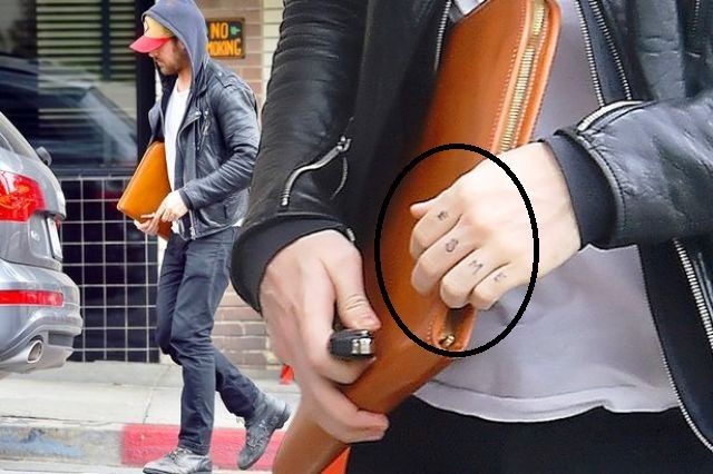 Ryan có một dòng chữ đơn giản viết "Esme" trên phần khớp ngón tay trái, thể hiện tình cảm của anh dành cho cô con gái Esmeralda.