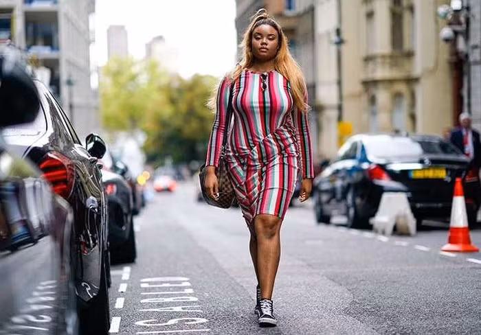 Váy in họa tiết + giày sneaker Chọn chiếc đầm dài tay in họa tiết nổi bật mix cùng giày sneaker đơn giản sẽ tạo nên phong cách riêng biệt cho các nàng ngoại cỡ mùa thu. Set đồ này vừa giúp bạn thoải mái vừa đủ để khiến bạn nữ tính mà không hề yểu điệu quá đà trong mắt người đối diện.