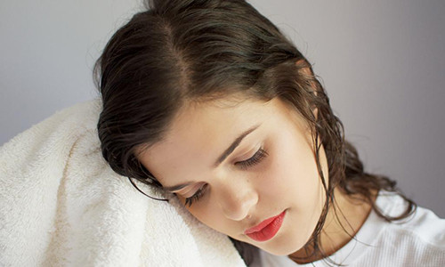 Vò tóc sau khi gội là thói quen vô cùng sai lầm - Ảnh: Internet