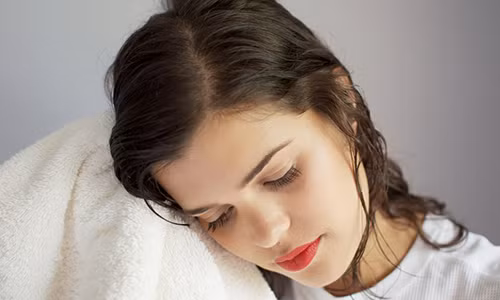 Vò tóc sau khi gội là thói quen vô cùng sai lầm - Ảnh: Internet