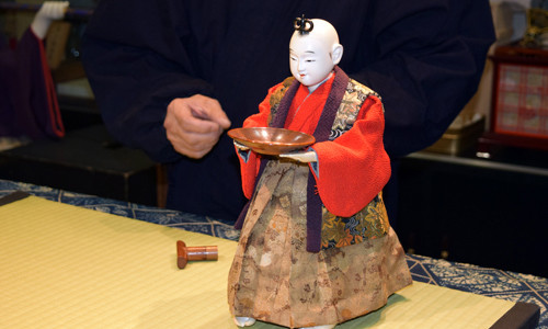 Karakuri dâng trà được gọi là Chahakobi. Ảnh: Nguyễn Tuyến - Gia Quân