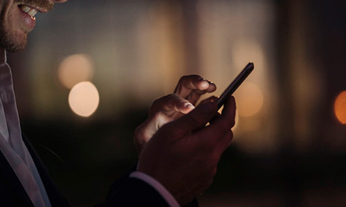 Đan Mạch siết chặt quy định chia sẻ ảnh nhạy cảm qua mạng.