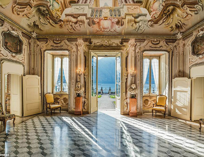 Mỗi căn phòng đều có những bộ sưu tập thảm, bình hoa và đồ nội thất cao cấp khác nhau.