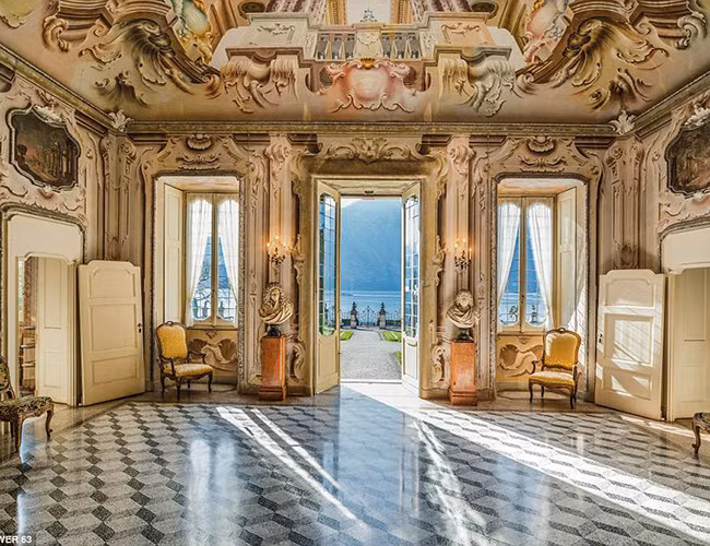 Mỗi căn phòng đều có những bộ sưu tập thảm, bình hoa và đồ nội thất cao cấp khác nhau.