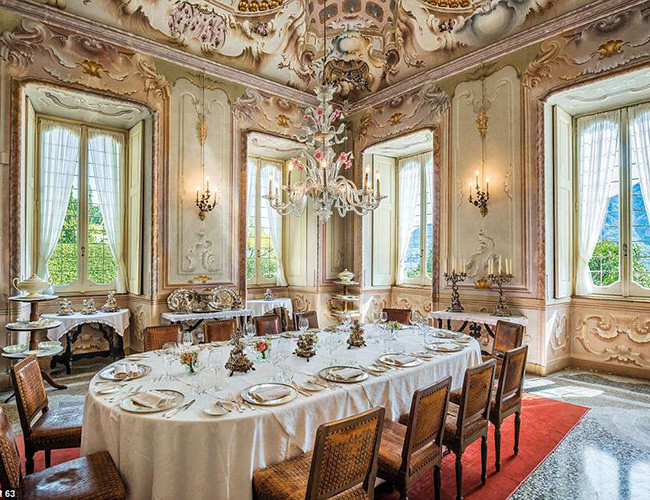 Phòng ăn sang trọng với đèn chùm pha lê treo trên bàn ăn.