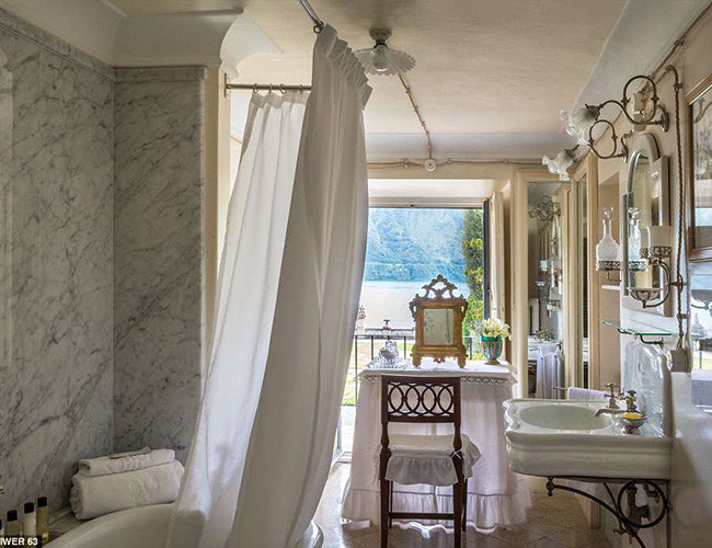 Một trong những phòng tắm sang trọng nằm trong biệt thự với tầm nhìn ra phía hồ nước.