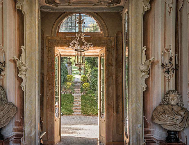 Ánh sáng tự nhiên xuất hiện trong mọi góc của biệt thự.