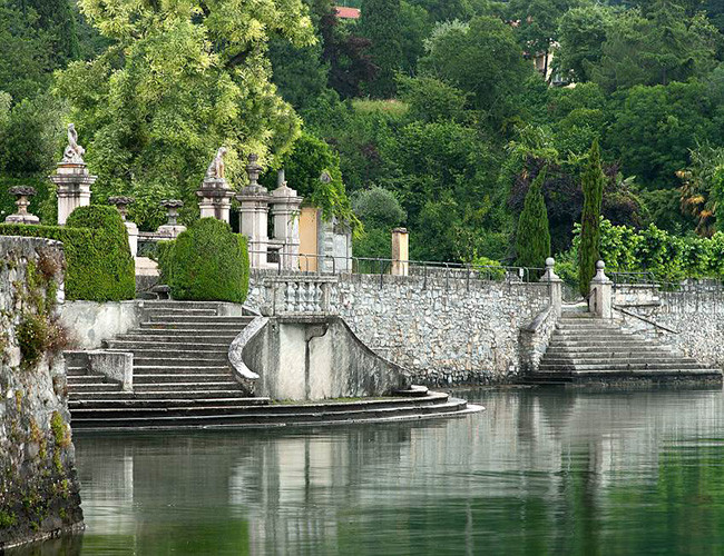 Không gian xanh mát xung quanh căn biệt thự.