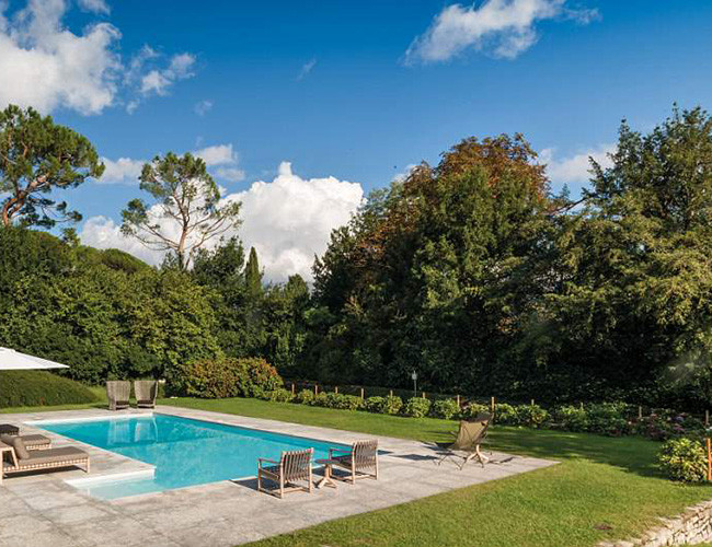 Hồ bơi ngoài trời hiện đại.