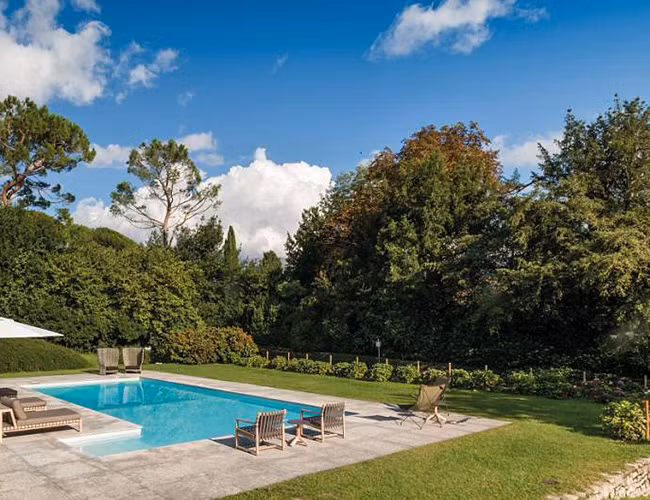 Hồ bơi ngoài trời hiện đại.