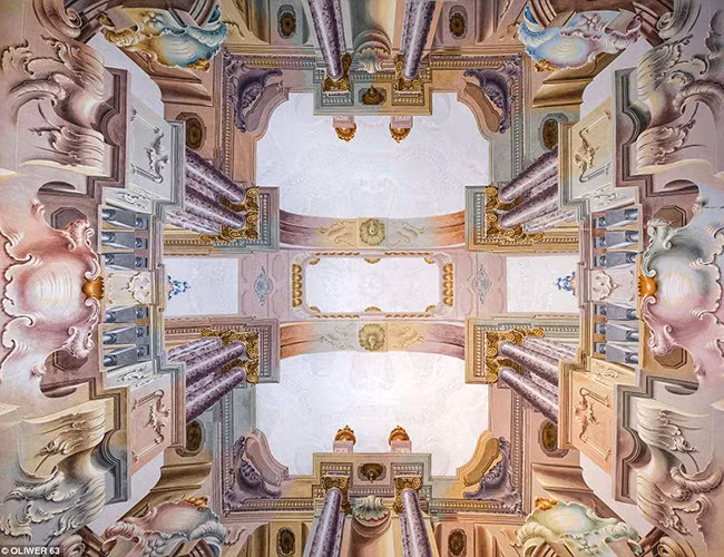 Các bức tranh bích họa trên trần nhà theo kỹ thuật vẽ tranh tường Fresco phổ biến ở Ý.