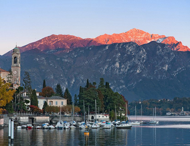 Mặt trời lặn ở Tremezzo, nơi biệt thự Sola Cabiati thuộc phía miền bắc nước Ý,