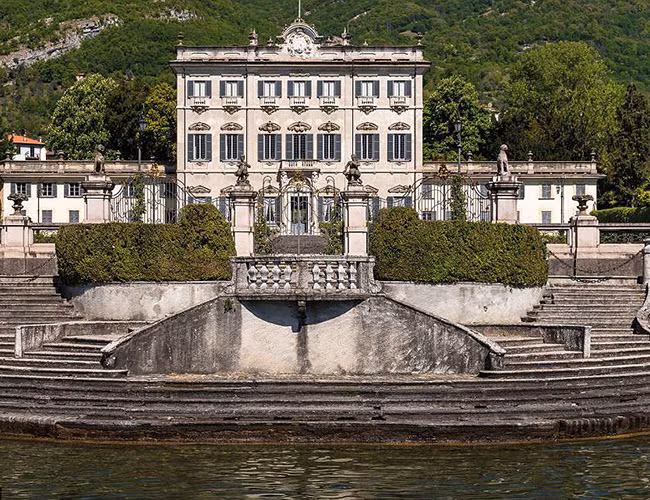 Mặt tiền ấn tượng của Sol Cabiati trên bờ hồ Como.