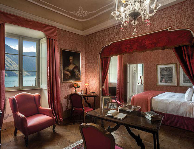 Các phòng ngủ được trang trí lộng lẫy với đèn chùm và tông màu đỏ sang trọng.