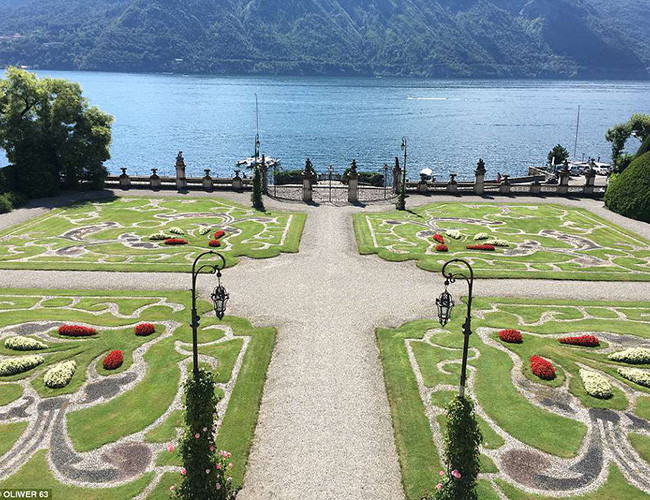 Mặt sau của biệt thự là khu vườn mang đậm phong cách truyền thống của Ý.