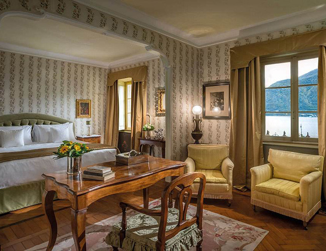 Một phòng ngủ khác với tông màu vàng chủ đạo.