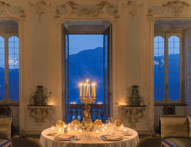 Bữa tối lãng mạn với khung cảnh nhìn ra hồ Como tuyệt đẹp.