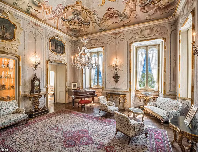 Tất cả các phòng bên trong căn nhà đều được trang trí lộng lẫy và tràn ngập đồ nội thất xa xỉ và các tác phẩm lịch sử.
