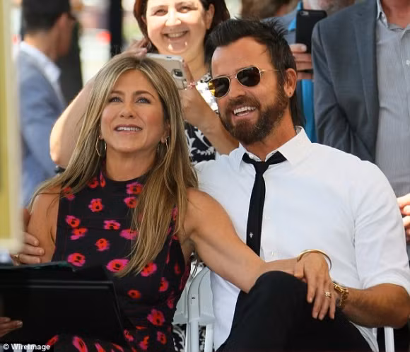 Jennifer Aniston và chồng cũ Justin Theroux bị nghi ngờ chưa từng đăng ký kết hôn.