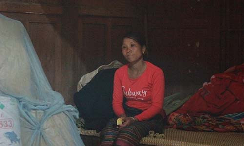 Tại xã Na Loi, chị Moong Mè Chi hơn một tháng qua vẫn chưa thôi vật vã khóc, sau cái chết thảm của chồng là phu vàng Moong Văn Hoài.