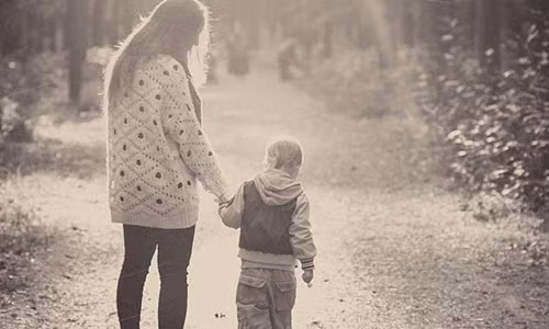 Bung mang da chua om con chay tron khoi chong