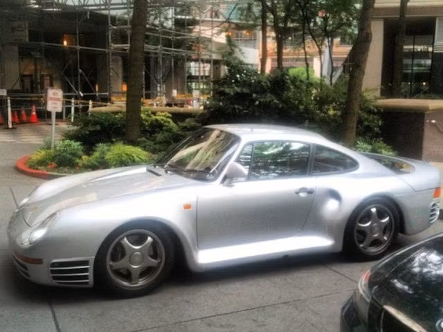 Bill Gates lựa chọn một món đồ hào nhoáng.