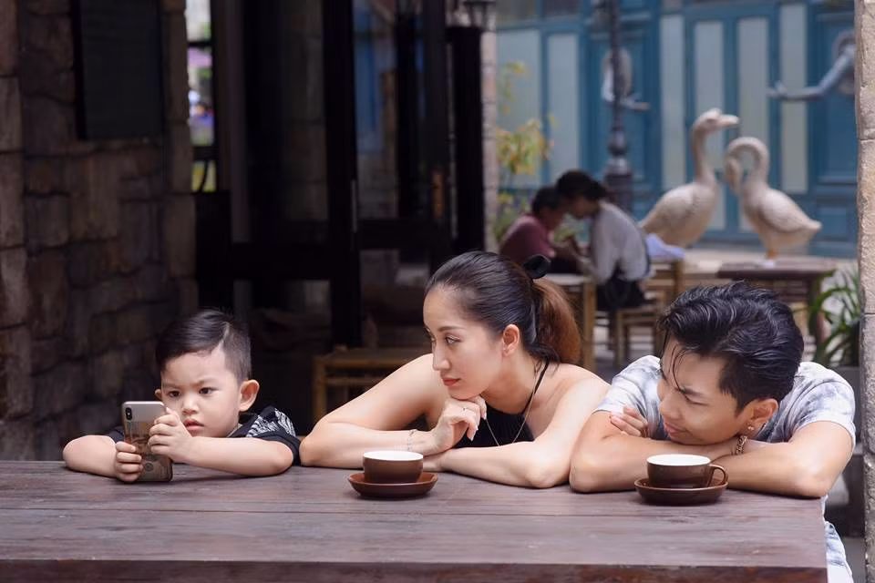 Cả 3 thành viên trong gia đình Khánh Thi "diễn sâu" nhận được nhiều lời khen ngợi từ phía fan.