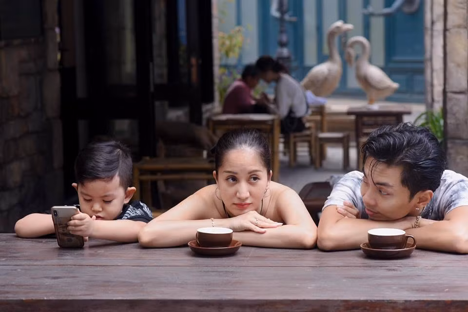 Trong hình ảnh, kiện tướng dansport tạo dáng nhắng nhít bên ông xã và con trai, vắng bóng con gái - bé Anna.