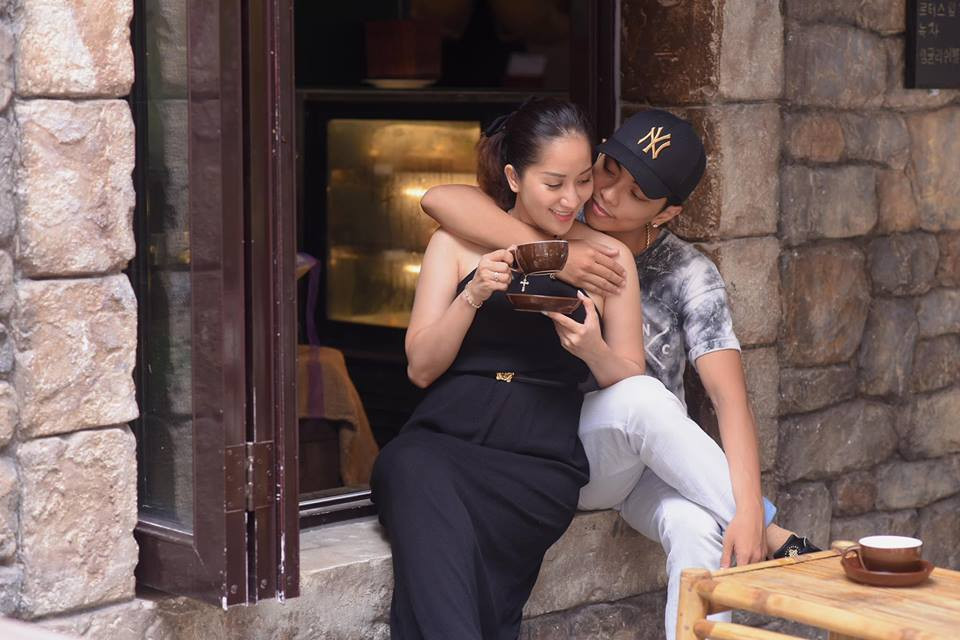 "Thích bộ ảnh nhắng nhít của gia đình bạn. Kubi đáng yêu hết mức rồi đó"; "Đẹp đôi quá đi! Ngưỡng mộ vợ chồng anh chị"...là một trong số những lời nhận xét cư dân mạng và người hâm mộ gửi đến vợ chồng Khánh Thi.