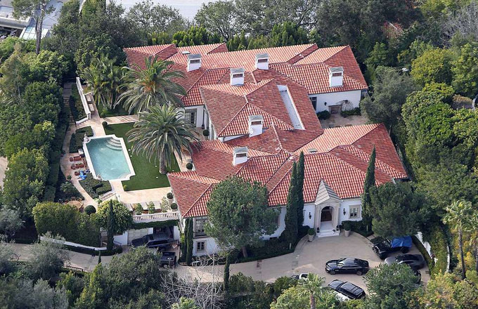 Biệt thự có 6 phòng ngủ, 9 phòng tắm, một hồ bơi, một thư viện, một phòng giải trí. Cửa sắt, hàng rào cao đảm bảo sự riêng tư cho gia chủ.