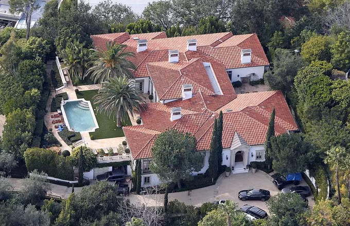 Biệt thự có 6 phòng ngủ, 9 phòng tắm, một hồ bơi, một thư viện, một phòng giải trí. Cửa sắt, hàng rào cao đảm bảo sự riêng tư cho gia chủ.