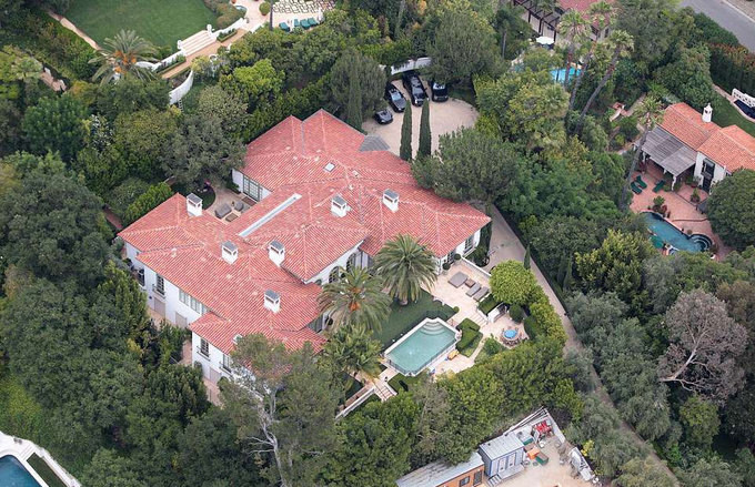 Thời gian qua, cặp đôi liên tục xuất hiện trên truyền thông khi Vic kỷ niệm 10 năm tham gia lĩnh vực thời trang bằng sự kiện ở tuần lễ thời trang London để xóa bỏ tin đồn ly hôn.