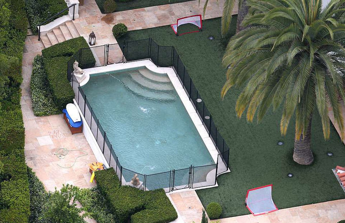 Là cặp vợ chồng nổi tiếng thế giới, Becks - Vic cũng vừa vướng vào tin đồn ly dị. Tuy vậy, cả hai nhanh chóng khẳng định thông tin sai sự thật bằng những lần xuất hiện bên nhau sau đó.