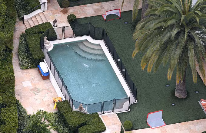 Là cặp vợ chồng nổi tiếng thế giới, Becks - Vic cũng vừa vướng vào tin đồn ly dị. Tuy vậy, cả hai nhanh chóng khẳng định thông tin sai sự thật bằng những lần xuất hiện bên nhau sau đó.