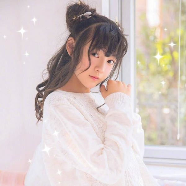 Nữ diễn viên Văn Kỳ sinh năm 2003 tại Đài Loan. Cô sở hữu gương mặt điện ảnh và từng đạt giải Nữ diễn viên phụ xuất sắc vào năm 2017, khi mới 14 tuổi.