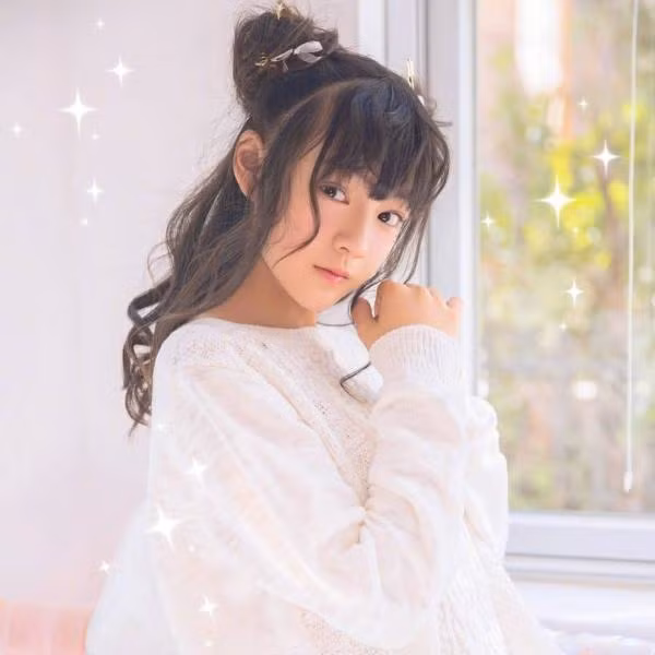 Nữ diễn viên Văn Kỳ sinh năm 2003 tại Đài Loan. Cô sở hữu gương mặt điện ảnh và từng đạt giải Nữ diễn viên phụ xuất sắc vào năm 2017, khi mới 14 tuổi.