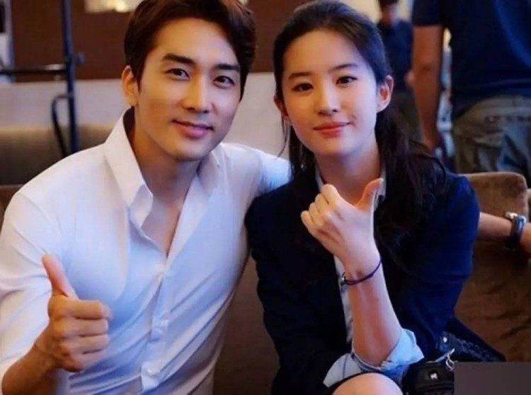 Lưu Diệc Phi “Phim giả tình thật” nhờ bộ phim Tình yêu thứ ba, Lưu Diệc Phi có mối tình xuyên quốc gia với tài tử Hàn Quốc Song Seung Hun. Khoảng thời gian đầu khi công khai, Song Seung Hun thường xuyên đến nhà Lưu Diệc Phi chơi và nữ diễn viên cũng đưa mẹ sang Hàn Quốc thăm bạn trai. Nhưng người ở Trung Quốc kẻ bên Hàn, tình cảm của họ được cho là phai nhạt dần do khoảng cách địa lý, vì thế mà đầu năm nay, Lưu Diệc Phi và Song Seung Hun đã tuyên bố chia tay sau hơn 2 năm bên nhau.