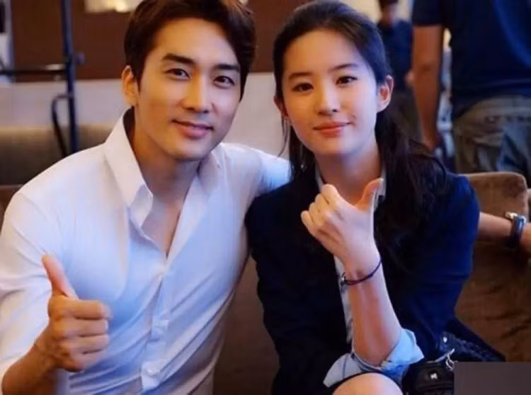 Lưu Diệc Phi “Phim giả tình thật” nhờ bộ phim Tình yêu thứ ba, Lưu Diệc Phi có mối tình xuyên quốc gia với tài tử Hàn Quốc Song Seung Hun. Khoảng thời gian đầu khi công khai, Song Seung Hun thường xuyên đến nhà Lưu Diệc Phi chơi và nữ diễn viên cũng đưa mẹ sang Hàn Quốc thăm bạn trai. Nhưng người ở Trung Quốc kẻ bên Hàn, tình cảm của họ được cho là phai nhạt dần do khoảng cách địa lý, vì thế mà đầu năm nay, Lưu Diệc Phi và Song Seung Hun đã tuyên bố chia tay sau hơn 2 năm bên nhau.