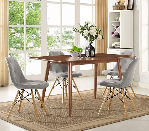 Màu vân gỗ tự nhiên của bàn rất dễ để trang trí và kết hợp với nội thất khác trong phòng ăn, đôi khi chỉ cần sử dụng một bình hoa là ngay lập tức gia đình bạn đã có một không gian ăn uống vô cùng xinh xắn.