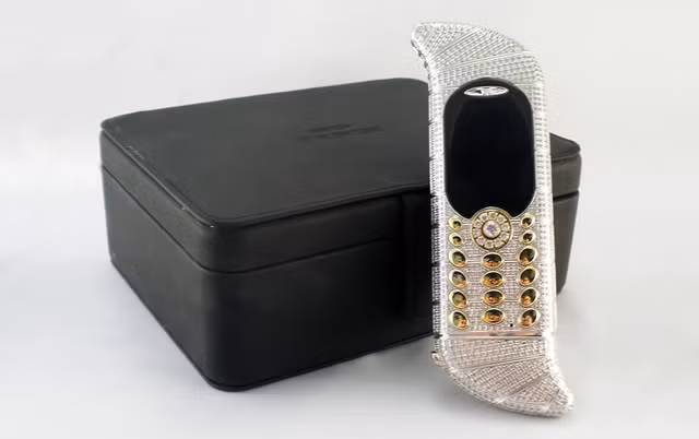 Goldvish Le Million - Máy có giá trị khoảng 1,3 triệu USD, được làm bằng vàng 18 cara và đính kèm 1.800 viên kim cương. Tuy nhiên, tổng thể thiết kế của máy trông không được bắt mắt với 2 đầu cong vát sang hai bên.