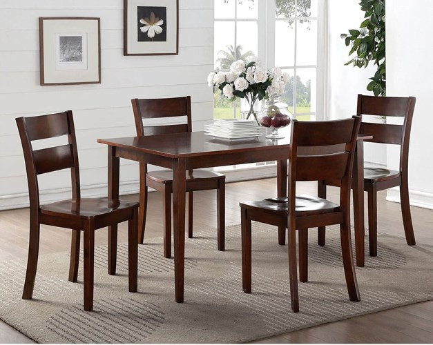 Bàn đi kèm với ghế ăn đồng bộ.