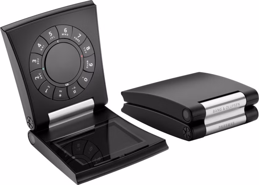 Bang &amp; Olufsen Serene - Máy được thiết kế bởi Bang &amp; Olufsen và sản xuất bởi Samsung. Nó có thiết kế vỏ sò và một động cơ tích hợp để mở và đóng điện thoại. Các tính năng như bàn phím, camera, bộ nhớ của máy cũng đều không được đánh giá cao vì gây ra nhiều bất tiện cho người dùng. Hơn nữa, máy còn được bán kèm một tuốc nơ vít để tháo pin và thẻ SIM.