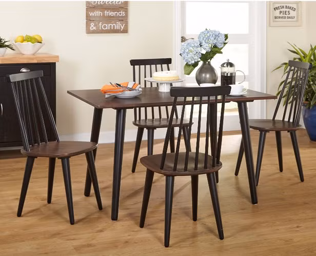 Cạnh bàn và ghế được làm tròn phù hợp với cuộc sống hiện đại đồng thời giữ nó không bị lỗi mốt theo thời gian.