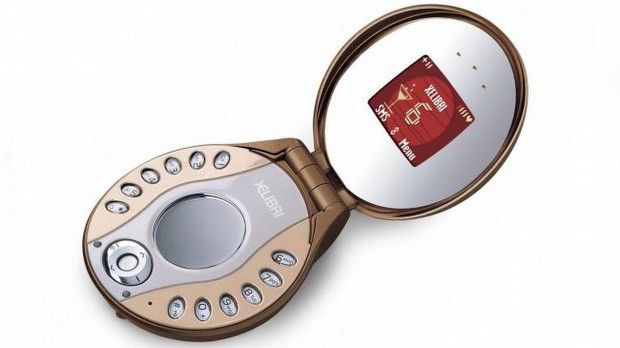 Siemens Xelibri 6 - Máy phát hành vào năm 2003 và được thiết kế như một hộp phấn trang điểm cho phụ nữ, thậm chí nó còn trang bị gương có thể soi được. Tuy nhiên, các phím bấm quá nhỏ cùng cách bố trí không hợp lý khiến cho việc nhắn tin trên chiếc điện thoại này vô cùng khó khăn.