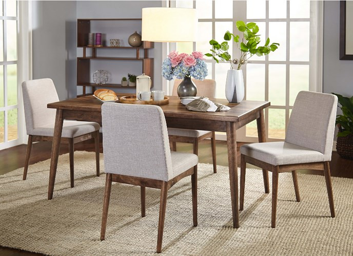 Bàn gỗ đi kèm ghế bọc nệm được xem là bộ đôi hoàn hảo trong phòng ăn của các gia đình hiện đại.