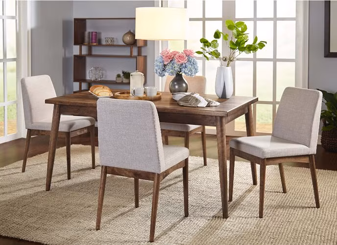 Bàn gỗ đi kèm ghế bọc nệm được xem là bộ đôi hoàn hảo trong phòng ăn của các gia đình hiện đại.